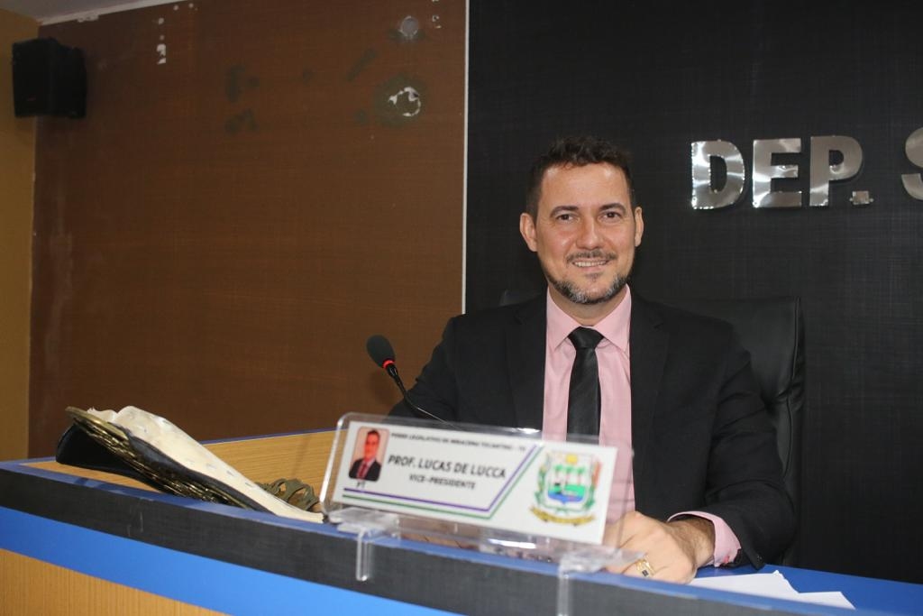 Vereador Prof. Lucas de Lucca cobra reparo em telhado da Secretaria de Educação