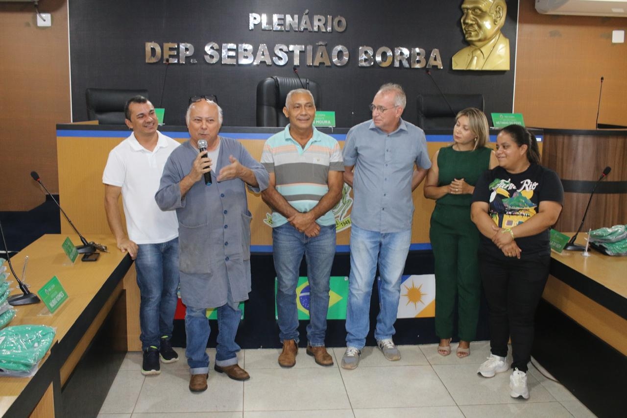 Presidente Assis Moura e Secretaria Geral fazem entrega de uniformes para os servidores.